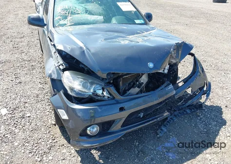 2009 Mercedes-Benz C 300 Luxury 4Matic/Sport 4Matic z USA, uszkodzony, nr VIN WDDGF81X19F198496